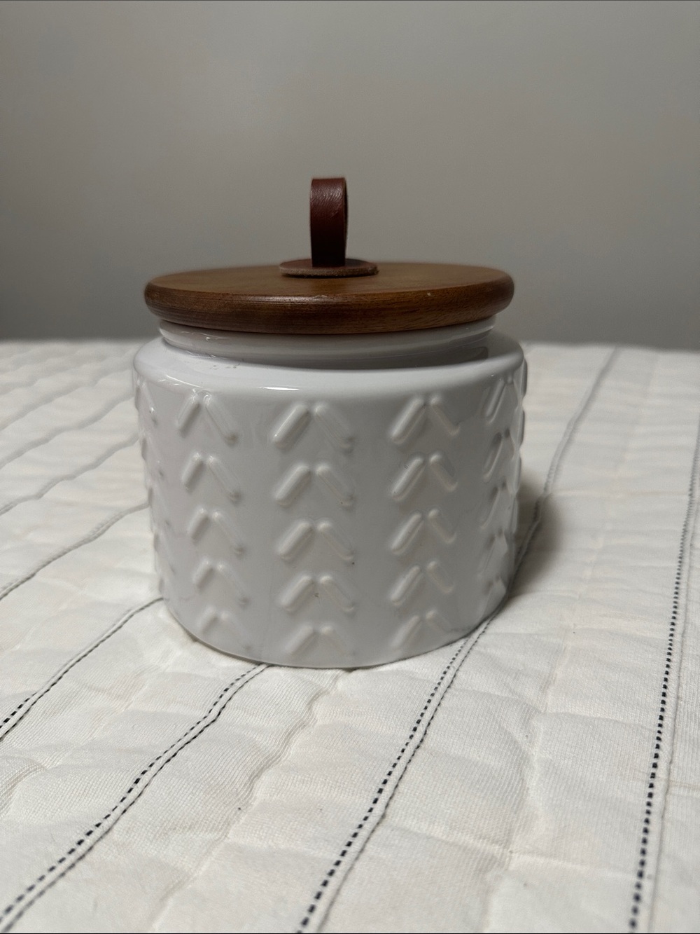 Ciroa White Ceramic Bathroom Jar with Brown Wooden Lid